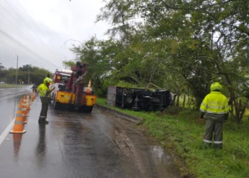 Paso restringido por volcamiento de camión en vía Panamericana entre Mirolindo y Buenos Aires