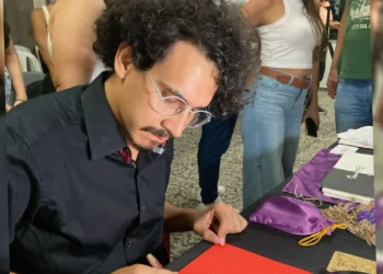 Diego Gómez lanza en Venadillo su cómic “DiĆ”logos”: una obra entre la filosofĆa y lo esotĆ©rico