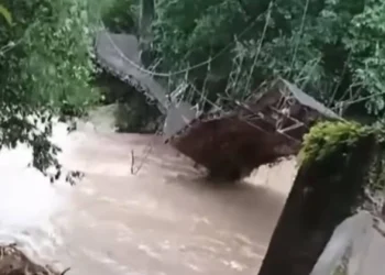 Creciente de la quebrada Pole destruye puente y deja aisladas varias veredas en Ataco