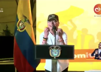 Petro desestima con humor las acusaciones de Leyva: āMi Ćŗnica adicción es el amor⦠y el Tapa Rojaā