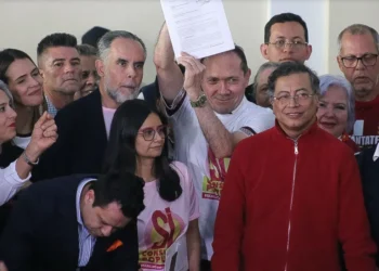 Senador Zabaraín promete renunciar si la consulta laboral supera el umbral de votos