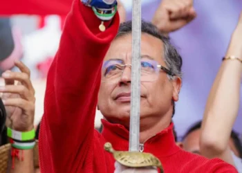 Petro desenfunda la espada de Bolívar y lanza fuerte mensaje al Congreso durante marcha del 1 de mayo