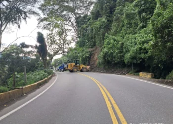 Derrumbe en vía Cajamarca–Ibagué genera cierres temporales de hasta 15 minutos