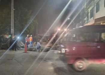 Nueva ruptura del acueducto daña vía recién pavimentada en Ibagué