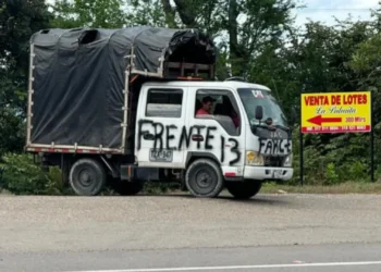 Retén ilegal del Frente 13 alarma en vía Tolima–Huila