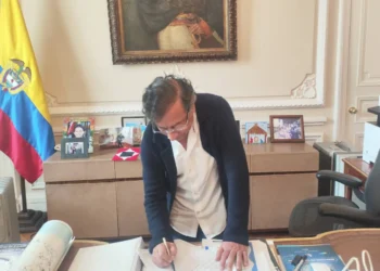 Petro firma decreto y convoca consulta popular para el 7 de agosto