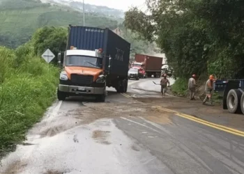 Accidente entre tractocamión y automóvil causó cierre parcial en la vía Cajamarca–Ibagué