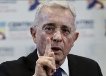 Uribe arremete contra Petro por presencia de cabecillas criminales en acto oficial