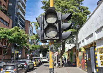 Semáforos peatonales dañados generan riesgo en el centro de Ibagué