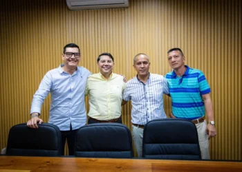 Hurtado concreta alianza política con tres partidos para impulsar candidatura al Congreso en 2026