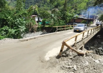 Puente de Villa Restrepo al borde del colapso: vecinos temen tragedia y reclaman intervención inmediata