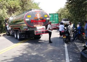 Camioneros bloquean vía entre Armero y Lérida y colapsan la movilidad