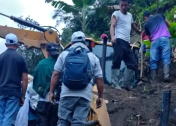 Mujer rescatada tras deslave en La Cascada, vía Rioblanco–Herrera