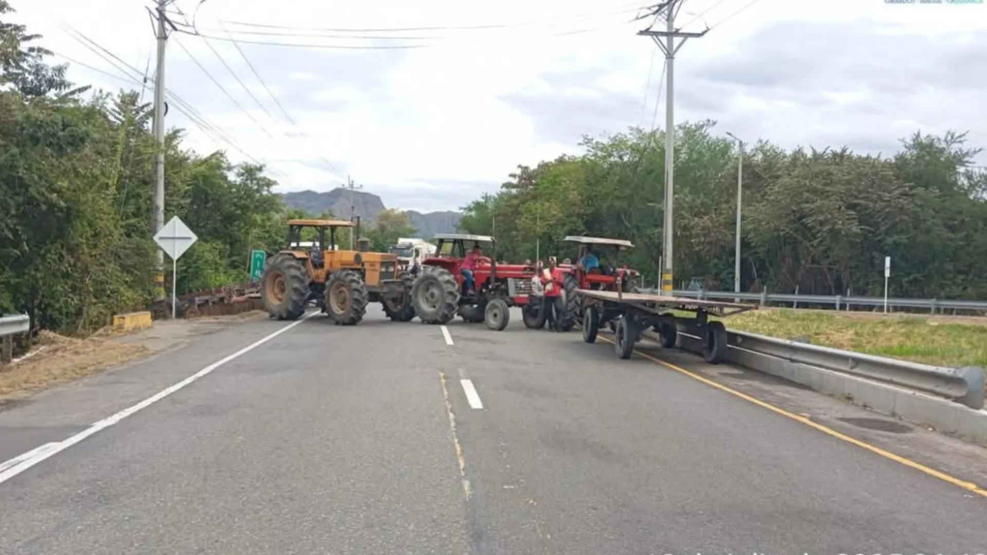 Tolima vive quinto día de paro arrocero con bloqueos en cuatro corredores viales principales
