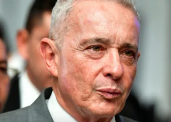 Uribe revive carta de Petro de 1991 y sugiere contradicción sobre indulto