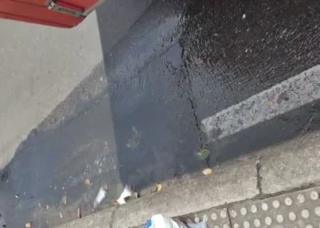 Denuncian persistente fuga de agua en la calle 96 con carrera Quinta en Ibagué pese a intervención del IBAL