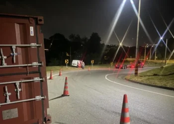 Caída de contenedor en Variante de Ibagué causa emergencia vial