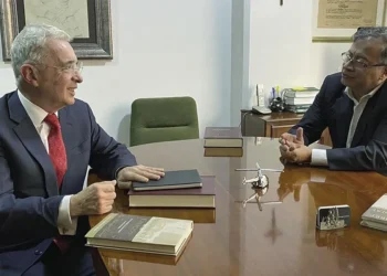 Petro invita a Uribe a acogerse a la JEP tras fallo por manipulación de testigos