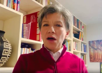 Claudia López exige que Uribe cumpla sentencia y anuncia Ley de Punto Final