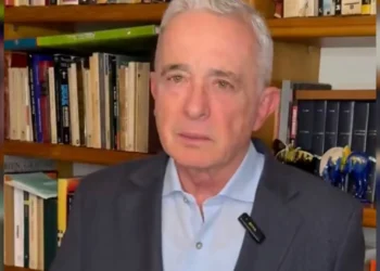 Uribe cumple prisión domiciliaria y denuncia persecución política en video público