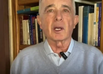 Expiden boleta de encarcelamiento contra Álvaro Uribe por soborno y fraude procesal