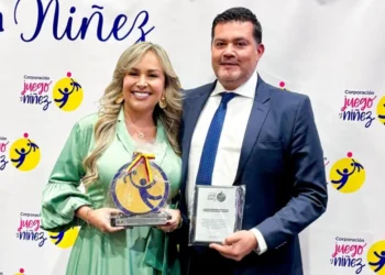 Premio nacional destaca a Johana Aranda por sus políticas en favor de la infancia y adolescencia