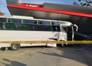 Bus se incrusta en estación de gasolina en Coyaima; hay heridos