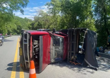 Bomberos de Venadillo rescatan a conductor tras volcamiento en la vía Alvarado – Lérida