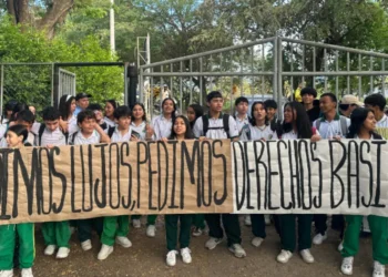 Estudiantes protestan por falta de agua en colegio de Ibagué