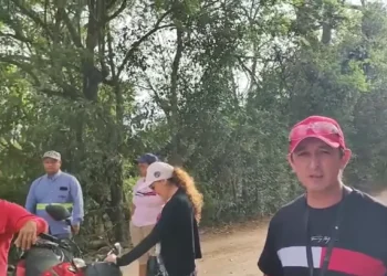 Comunidades de San Luis bloquean vĆa por daƱos ambientales de volquetas