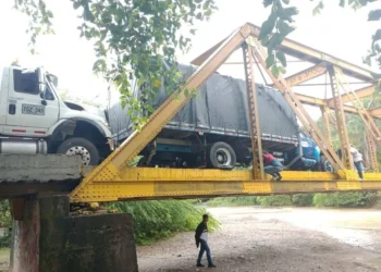 Tránsito colapsado en Ortega – Guamo tras accidente en el Puente Amarillo