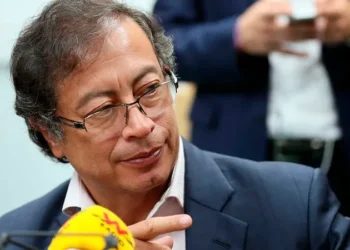 Oposición celebra descertificación y Petro defiende a las Fuerzas Militares