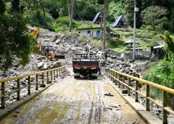 ¡Puente de Villa Restrepo colapsó tras intensas lluvias!