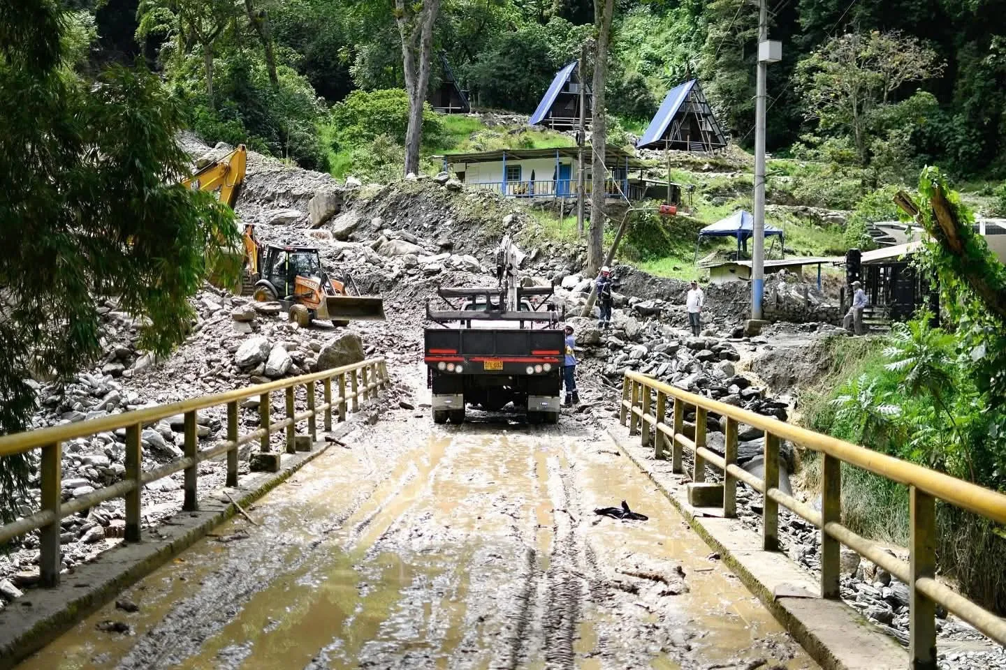 ¡Puente de Villa Restrepo colapsó tras intensas lluvias!