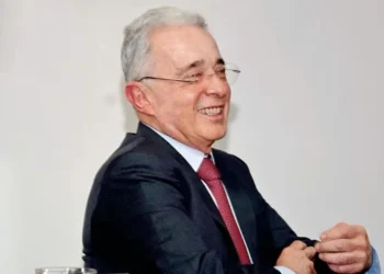 Tribunal absuelve a Álvaro Uribe por falta de pruebas