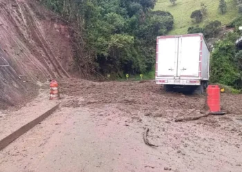 Cierre total en la vía Cajamarca–Calarcá por avalancha en Cinabrio