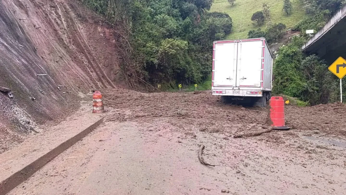 Cierre total en la vía Cajamarca–Calarcá por avalancha en Cinabrio
