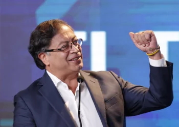 Petro propone eliminar aranceles a telas y cueros para fortalecer la industria textil colombiana