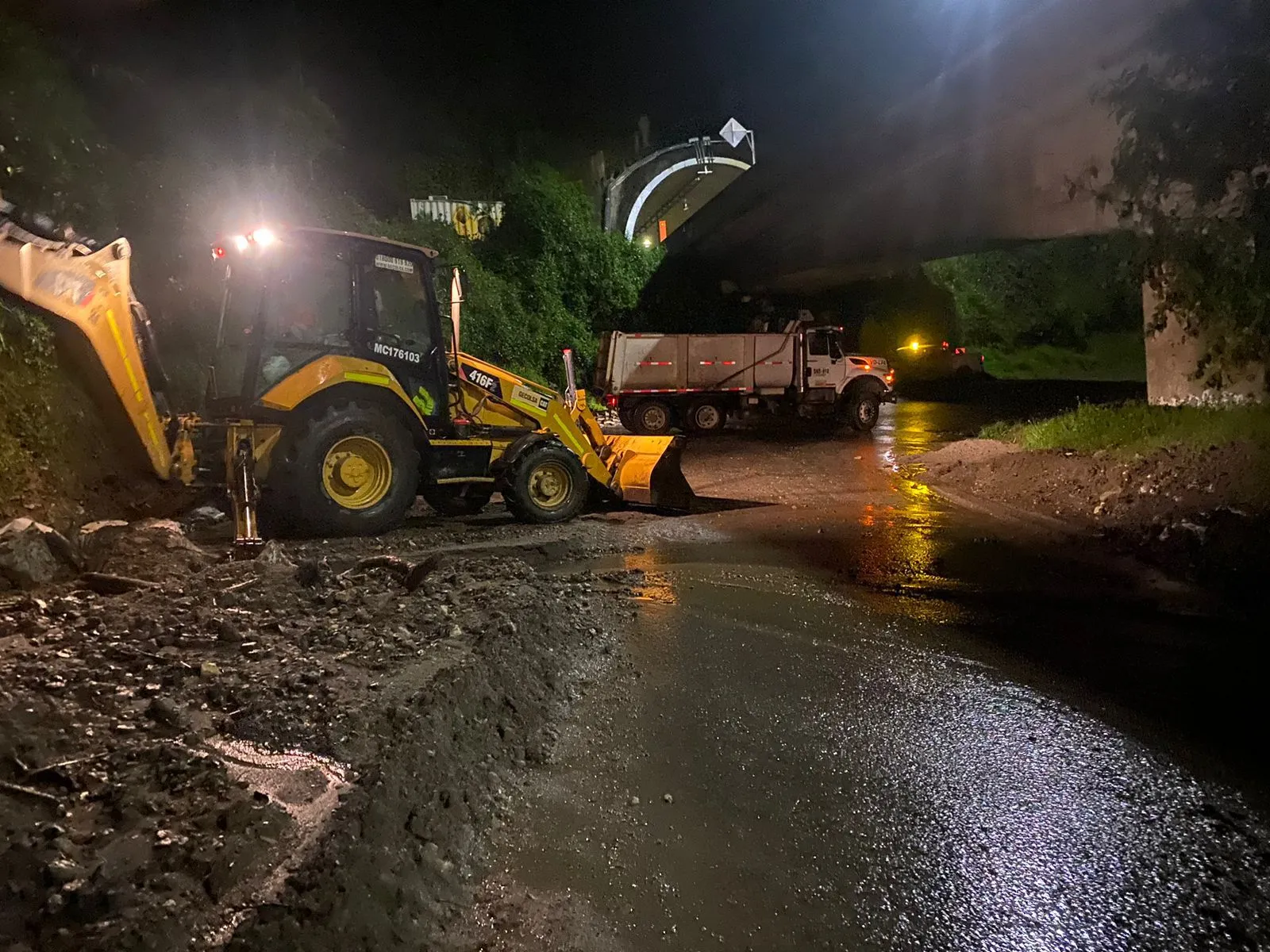 Cierre total en la vía Cajamarca–Calarcá por fuertes lluvias y deslizamientos