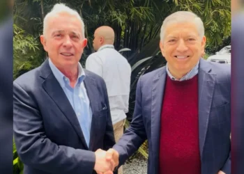 Uribe y Gaviria exploran una coalición para las presidenciales de 2026