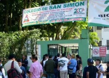 Estudiantes de San Simón denuncian mala calidad en la pintura del coliseo escolar