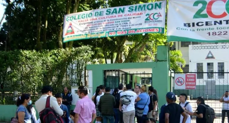 Estudiantes de San Simón denuncian mala calidad en la pintura del coliseo escolar