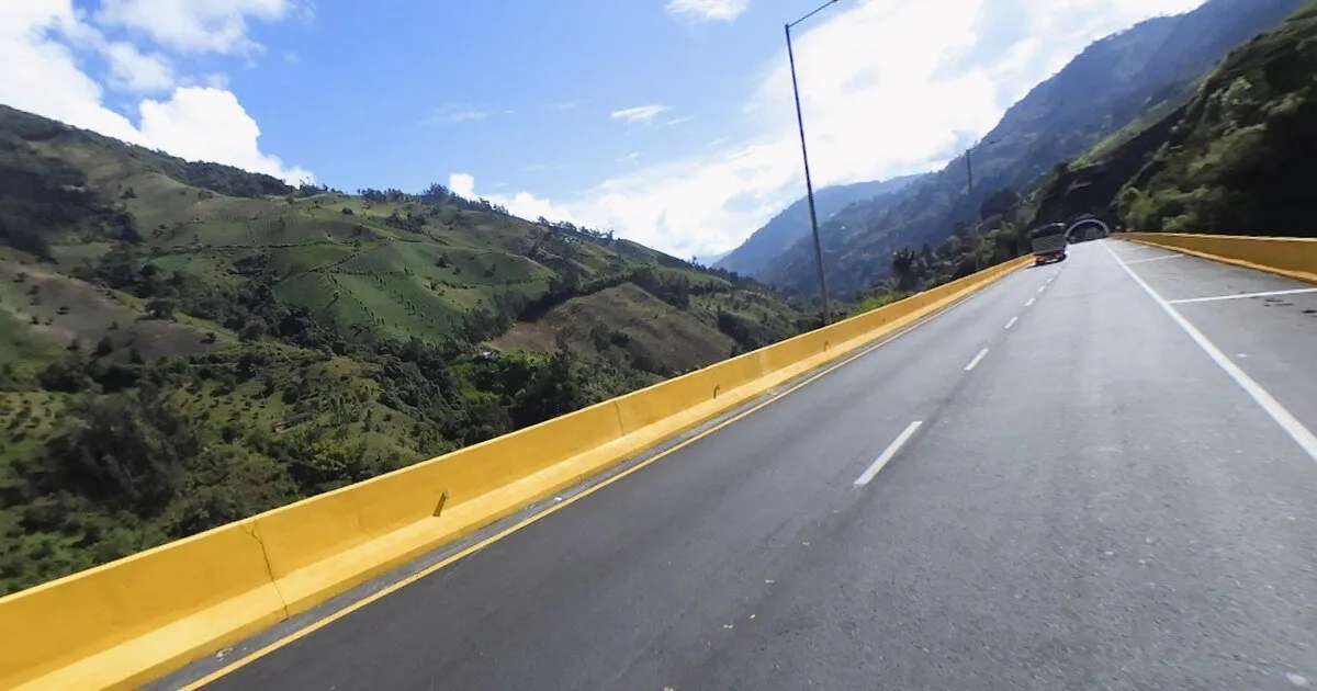 Invías inicia cierre parcial en la vía Cajamarca–Calarcá por construcción del puente Perales