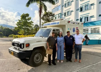 Líbano fortalece su red de emergencias con entrega de ambulancia del hospital regional