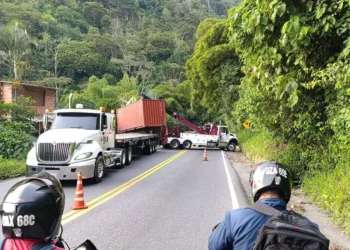 Congestión vehicular en la vía Cajamarca – Ibagué por caída de contenedores