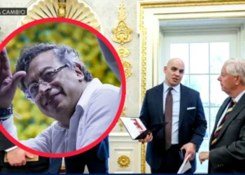 Controversia en EE.UU.: alto funcionario de la Casa Blanca exhibe carpeta con imágenes de Maduro y Petro en prisión