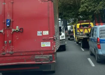 Cierre total preventivo en La Línea por fuerte represamiento vehicular