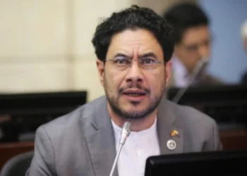 Sorpresa Electoral: Cepeda Lidera Encuesta del CNC con 20,9% y Acusan ‘Borrado’ Político del Centro