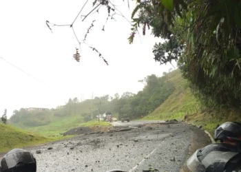 Explosión destruye tramo clave de la vía Medellín–Costa Atlántica en Yarumal