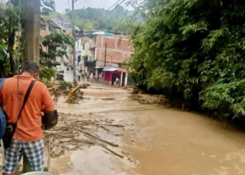 Desbordamiento de La Volcana obliga a evacuar a familias en el sur de Ibagué